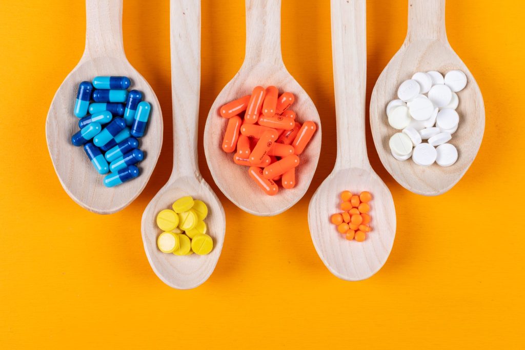 There is a link between multivitamins and memory, as these powerhouse supplements hold the potential to help preserve and enhance your cognitive abilities