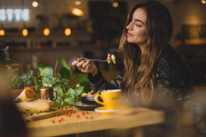 Midlife women enjoying a balanced meal as she follows nutrition tips for optimal mental and cognitive health